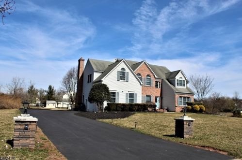 32 Grayson Dr, Montgomery NJ  08502-4916 exterior