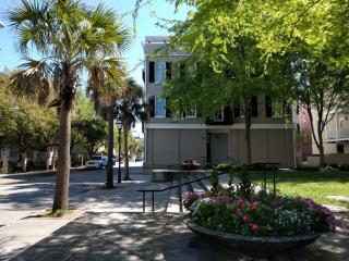 69 Morris St, Charleston SC  29403-6557 exterior