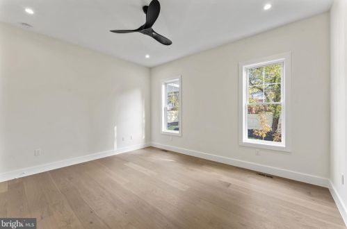 1327 Mayflower Dr, Mc Lean VA 22101-3405 exterior