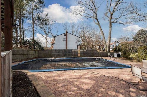 17 Cornell Dr, Commack NY 11725-2523 exterior