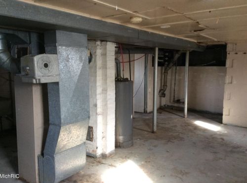 210 Hackley Ave, Meskegon MI 49444-1060 exterior