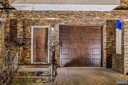 2 Leary Ln, Edgewater, NJ 07020-1508