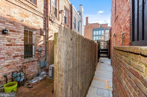 1030 31st St, Washington DC  20007-4405 exterior