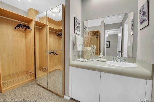 737 Kirts Blvd, Troy MI 48084-4863 exterior