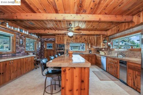 2884 Ln Dr, Concord CA 94518-2106 exterior