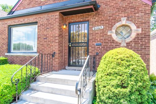 9012 Jeffery Blvd, Chicago, IL 60617-3711