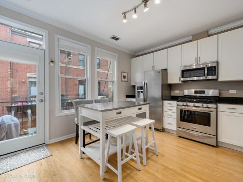 1009 Kingsbury St, Chicago IL 60610-3772 exterior