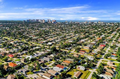 827 102 Ave, Naples FL 34108-3214 exterior