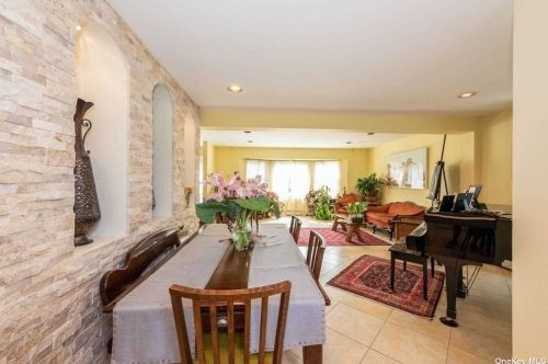 16 Longview Ave, Valley Stream NY  11581-2821 exterior