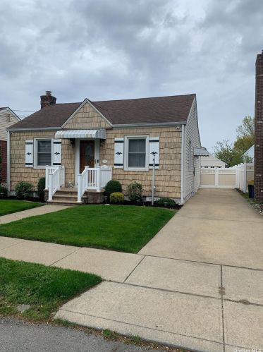 37 Green St, Valley Stream, NY 11580-4815