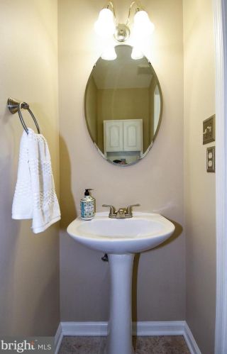 7458 Gadsby Sq, Alexandria VA 22315-5288 exterior