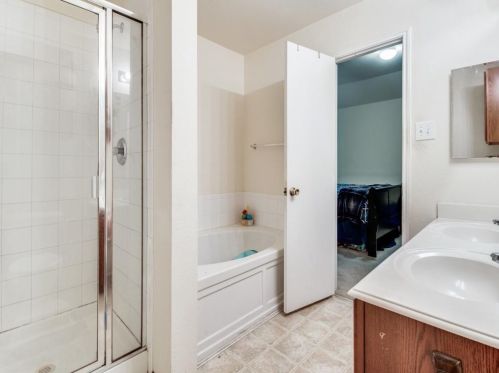 6807 Clark Vista Dr, Dallas TX  75236-5811 exterior