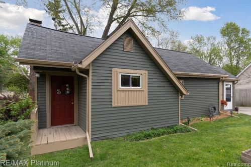 9096 Forest Rd, Hamburg, MI 48189-9526