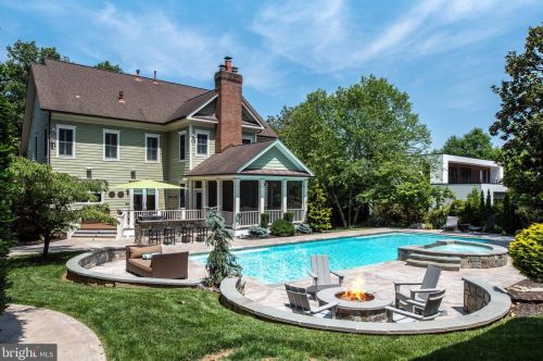 6421 Divine St, Mc Lean VA 22101-4702 exterior