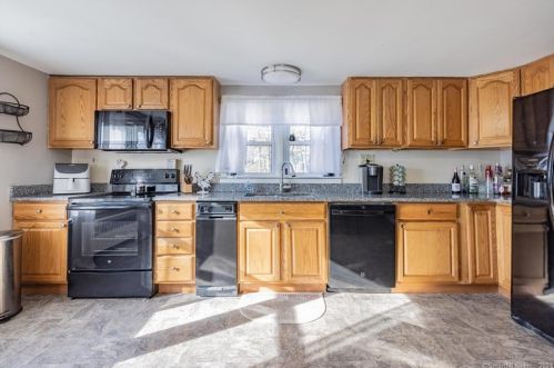 9 Jondot Dr, Enfield, CT 06082-2212