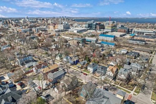 945 Jenifer St, Madison WI  53703-3521 exterior