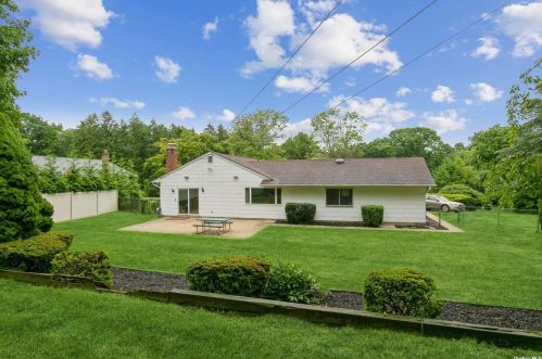 37 Cross Bow Ln, Commack NY 11725-1205 exterior