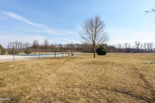 8242 E Ave, Kalamazoo MI 49048-9622 exterior