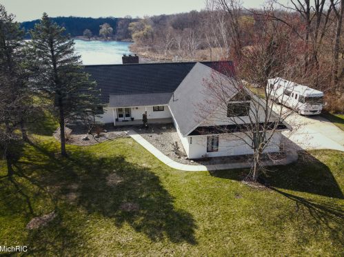 4206 Lk Frst Dr, Kalamazoo MI 49008-3309 exterior