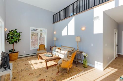 3428 Medin Rd, Duluth MN 55804-2673 exterior