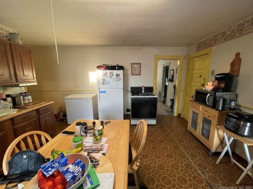 2 Bernardino Ave, Enfield CT 06082-1842 exterior