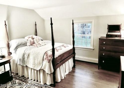 4 Dogwood Ln, Locust NJ exterior