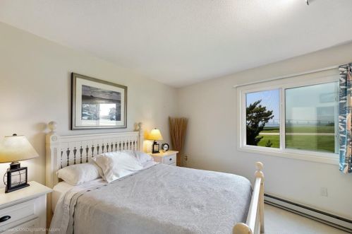 4 Capella, Middletown RI 02840-1587 exterior