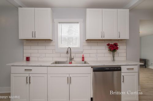 143 Irving Rd, Middlevle MI 49333-8377 exterior