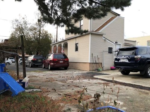 4028 Barnes Ave, Bronx NY 10466-4310 exterior