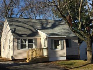 126 Glenwood St, Manchester, CT 06040-5529
