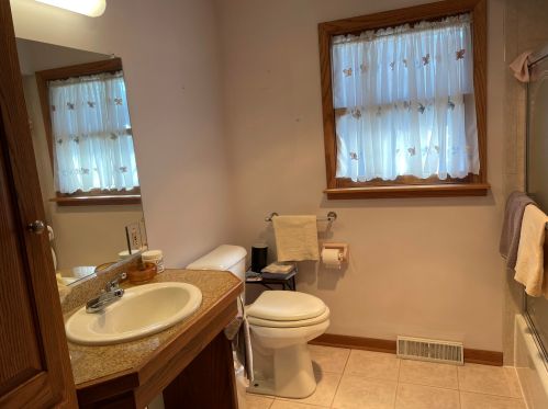 2025 Clayton Crst Ave, Milwaukee WI 53221-3732 exterior