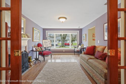 142 Beechwood Dr, Red Bank NJ 07702 exterior