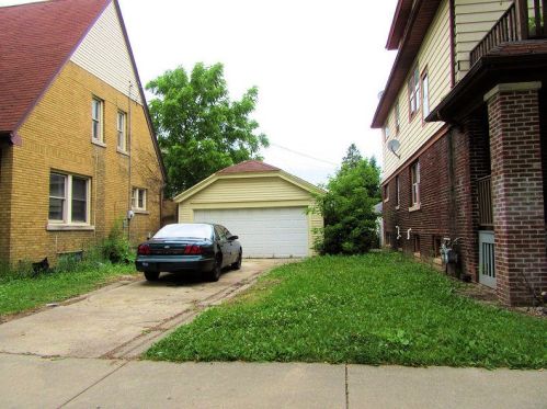 1718 Capitol Dr, Milwaukee WI 53211-1910 exterior