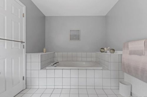 42 Juniper Dr, Milford CT 06461-9118 exterior