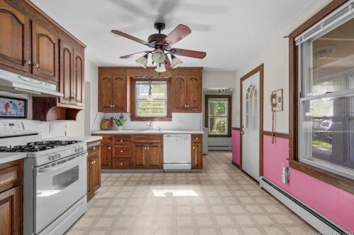 46 Glenwood St, Manchester CT  06040-6142 exterior