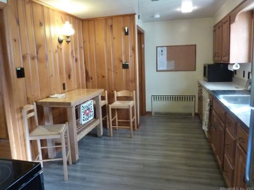 989 Farms Rd, Wallingford CT  06492-1807 exterior