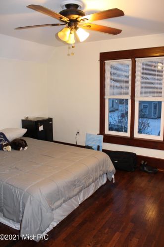 1053 Jackson St, Grand Rapids MI 49504-5481 exterior