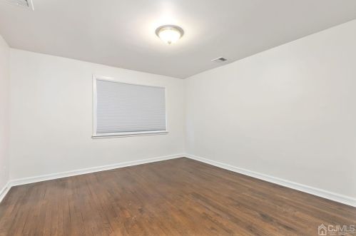 8 Roosevelt Ct, Metuchen NJ 08840-1426 exterior