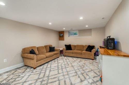 13 Larch Dr, Chester NJ  07930-2607 exterior