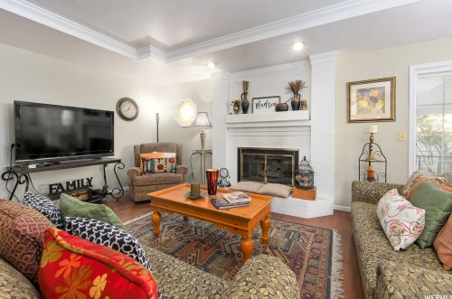 8842 Sunridge Dr, Sandy UT 84093-7044 exterior