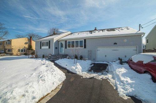 4 Lewis Cir, Babylon, NY 11702-4014