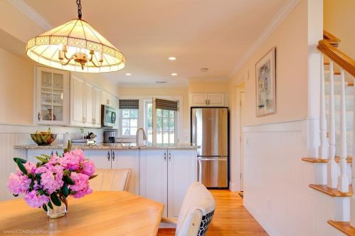 414 Corey Ln, Middletown RI 02842-5659 exterior