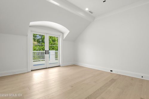 32 Meadowcroft Ln, Greenwich CT 06830-3823 exterior