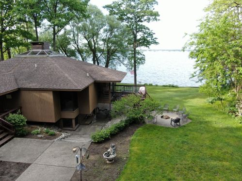 300 Cir Dr, Meskegon MI 49445-2712 exterior