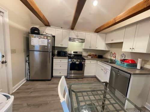 89 Old Broadway, North Haven CT 06473-1606 exterior