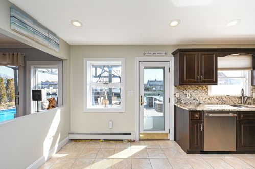 95 Midway St, Babylon NY  11702-4311 exterior