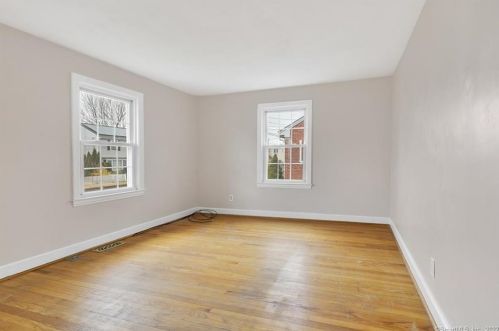 27 Essex St, Manchester CT 06040-4003 exterior