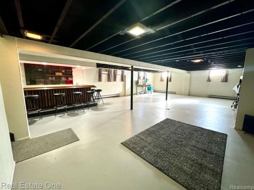 2853 Emmons Ave, Rochester MI 48307-4725 exterior