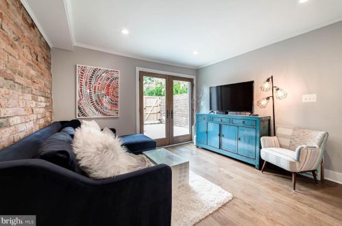 1011 Duke St, Alexandria VA 22314-3402 exterior