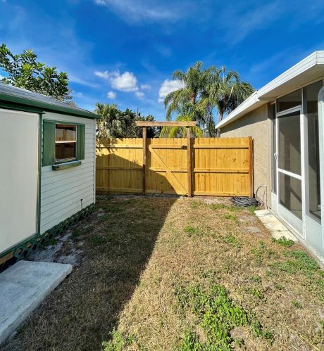 592 Whitmore Dr, Fort Pierce FL  34984-4570 exterior